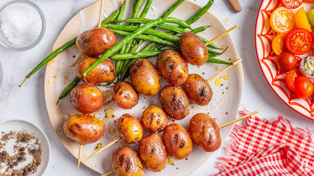 Grill potetspydene på direkte varme til de "blåses opp" og får en sprø hinne.