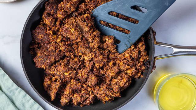 Varm oljen i en stekepanne, og stek blandingen til den er gylden. Hakk om underveis med en stekespade.