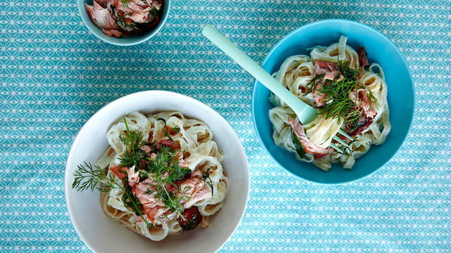 Kremet spaghetti med laks, blomkål og soltørkede tomater