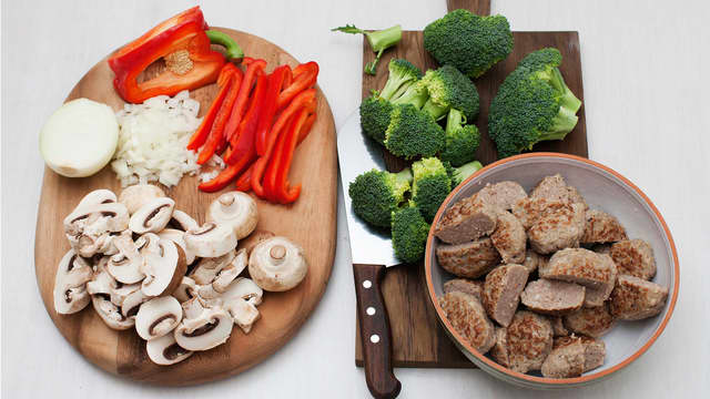 Rens og skjær sopp og grønnsaker i biter. Skjær kjøttkakene i tykke skiver.