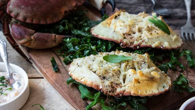 **Gratiner i ovnen på 220 grader i ca 10 minutter** til osten er gyllen.