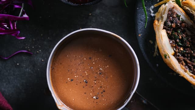 Bruk en stavmikser for å få sausen jevn , og smak eventuelt til med litt salt og pepper. Spe ut med mer vann hvis du vil at sausen skal være tynnere.