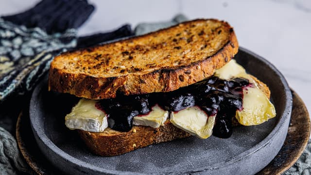 Toast med brie og blåbærsyltetøy