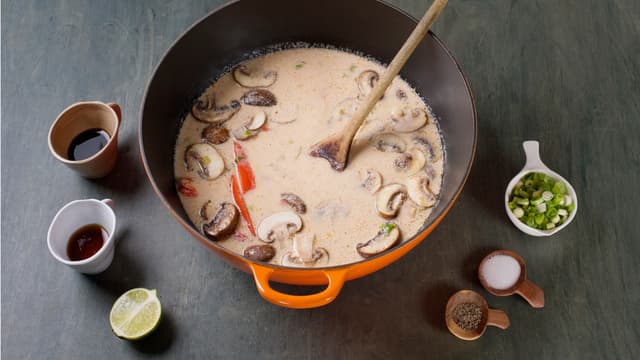 Ha i fiskesaus, soyasaus, limesaft og resten av vårløken. Smak til med salt og pepper, dryss over koriander og server.