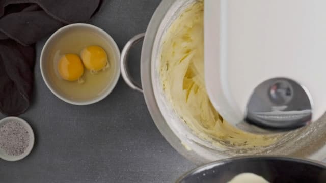 Visp margarin og sukker hvitt med en kjøkkenmaskin.