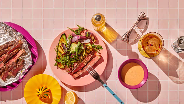 Entrecôte med grillet squashsalat og sriracha-majones