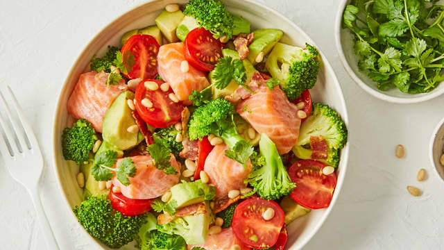 Ceviche av laks med lun brokkolisalat