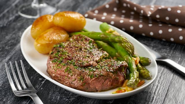 Hvitløksmarinert biff med dampet asparges og sjypoteter