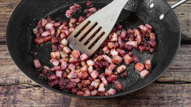 Skjær bacon og chorizo i terninger og stek i tørr stekepanne til det er sprøtt og gyllent.