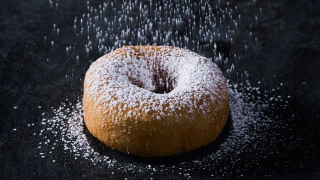 Avkjøl deretter smultringene på kjøkkenpapir på rist.