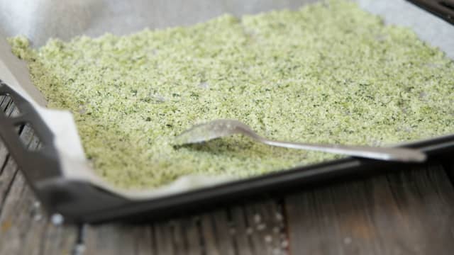 Hell saltet utover bakepapir eller en tallerken, og la det tørke til det har blitt helt tørt.