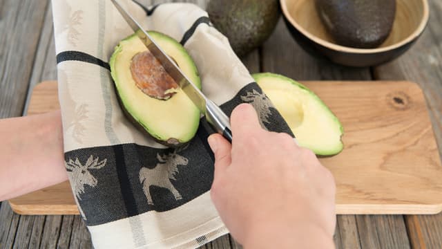 **Tilbehør:** Del avokado, rødløk og tomat i skiver.