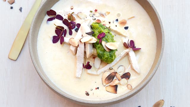 Ta ut kyllingfiletene og del i i fine strimler. Kjør suppen glatt med en stavmikser før du legger 
kyllingen tilbake.