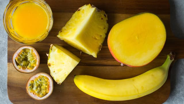**Tropisk aroma:** Rens og skjær ananas, mango og banan i grove biter. Kjør det sammen i en hurtigmikser og spe med appelsinjuice til passe konsistens. Del pasjonsfruktene i to og skrap ut fruktkjøttet med en skje. Ha det over i hurtigmikseren og kjør smoothien noen få sekunder til, slik at pasjonsfrukten blir jevnt fordelt. Drikkes med det samme eller oppbevares i kjøleskapet.