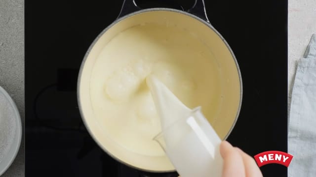 Kok opp sirup, sukker, smør og fløte. Avkjøl.