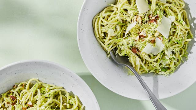 Spaghetti med rosenkål og basilikum- og mandelpesto