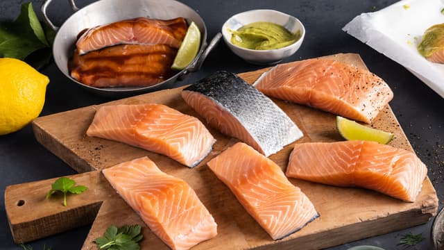 Krydre lakseporsjonene med salt og pepper, og stek i litt rapsolje eller smør til de er gylne på begge sider og akkurat gjennomstekt. Dette tar ca. 3-4 minutter på hver side.