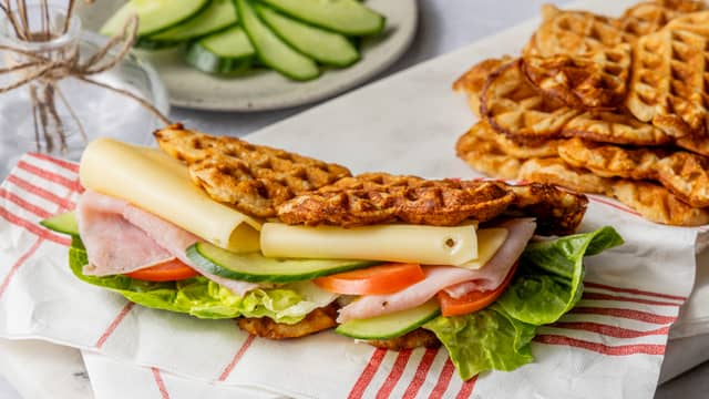 Grov kefirvaffel med ost og skinke