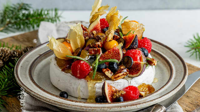 Bakt brie med honning, frukt og nøtter