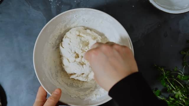 **Focacciadeig:** Bland sammen mel, gjær og salt i en stor bolle. Ha i vannet og rør til en jevn deig. Dekk til bollen godt med plastfolie.