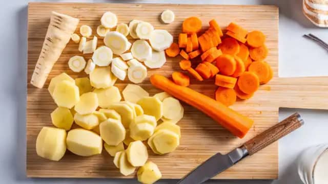 **Ovnsbakte rotgrønnsaker:** Skjær purre, persillerot og gulrot i skiver. Finhakk hvitløken, og del potetene i grove biter.