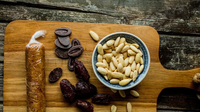 Legg marsipanen over på plastfolie og rull sammen til en pølse. Legg marsipanen i kjøleskapet i minst 30 minutter.