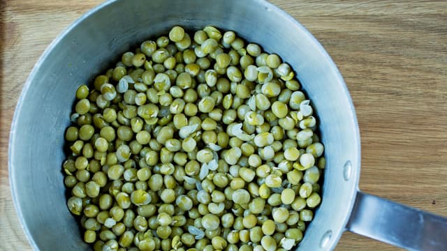 Hell av bløtevannet og ha ertene over i en kasserolle. Fyll på med friskt vann til vannet står et par cm over ertene.