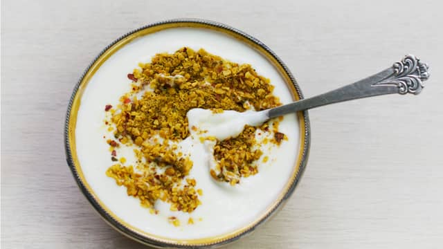 Bland yoghurt og raitamiks, og server til gryten.