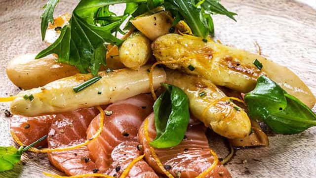 Smørstekte hvite asparges med laks og sitrus