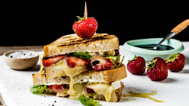 Smør sidene som vender ut med smør og stek i en stekepanne på middels varme under lokk til skiven er gyllen. Snu og stek videre til osten er smeltet.