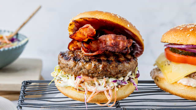 BBQ-burger med bacon og coleslaw