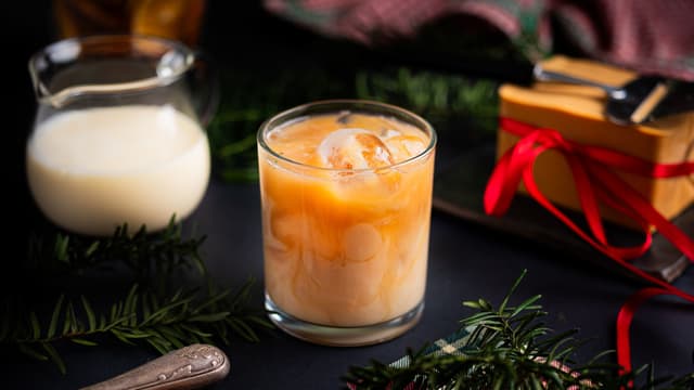 Tilsett melk og rør godt om. Ha i isbiter og nyt!