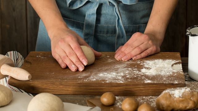 Ha alle ingredienser med unntak av smør i kjøkkenmaskinen og elt på sakte fart i 10-15 minutter til deigen slipper eltebollen.