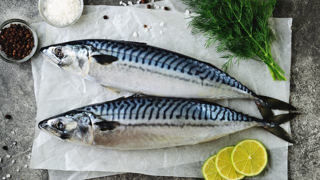 Putt en sitronbåt og dillkvister i buken på makrellen. Gni saltblanding utenpå og inni snittene på makrellen.