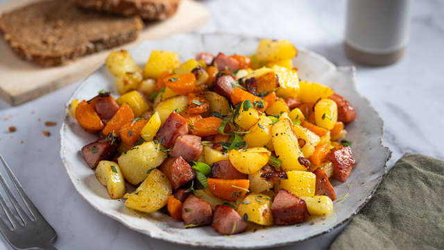 Vend inn vårløk, og smak til med salt og pepper. Ha over i serveringsboller.