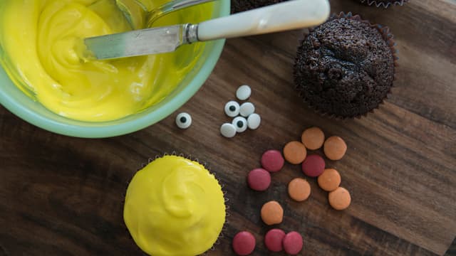 Pynte kylling: Farg en del av kremostfrostingen gul og smør på cupcaken.