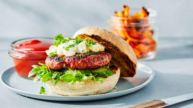 Chorizoburger med chèvre og hjemmelagde gulrotchips