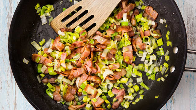 **Fyll:** Stek baconterninger og finhakket purre i litt olivenolje. Bland deretter ferdigstekt bacon og purre med pesto i en bolle.