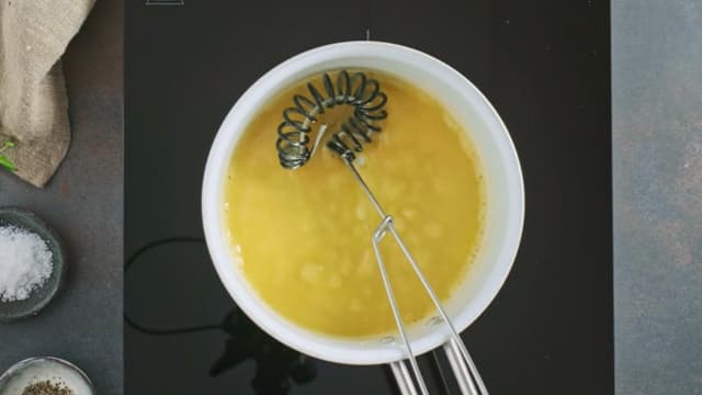 Smelt smøret i en annen kasserolle på lav varme. Tilsett melet og rør dette godt sammen, til en glatt og fin jevning.