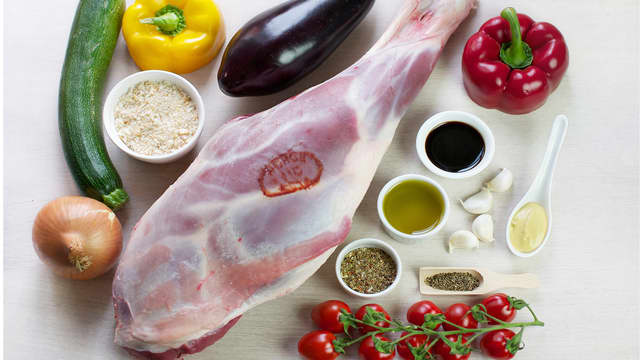 **Lammelår:** Bland sammen provencekrydder, dijonsennep, soyasaus, hakket hvitløk, 3 ss olivenolje, brødrasp og pepper. Smør blandingen jevnt over lammelåret.