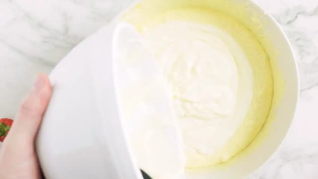 Pisk fløten til luftig krem. Pass på at kremen ikke blir for stiv. Vend forsiktig sammen med eggedosisen.