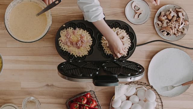 Luna topper sin vaffel med litt revet ost og strimlet skinke. Leopold topper sin vaffel med sopp. Her gjør du akkurat som du vil!