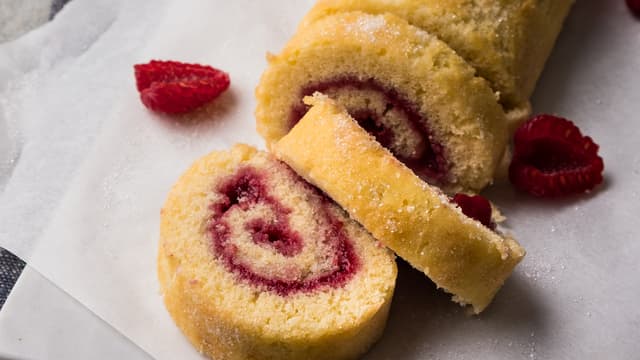 Rull kaken sammen ved hjelp av kjøkkenhåndkleet. Ha gjerne fatet du skal servere kaken på klart slik at du til slutt ruller kaken på fatet med skjøten ned under kaken.