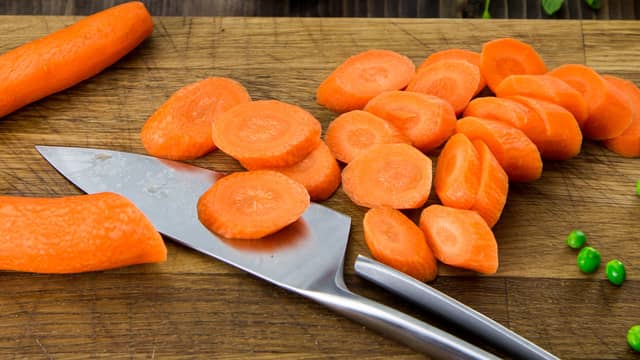 **Grønnsaker:** Skrell og del gulrøttene i grove biter. Del hvitløk i fedd og fjern de ytterste lagene på løken. Legg grønnsakene i en ildfast form.