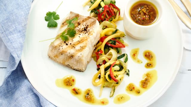 Finhakk hvitløk, chili, sjalottløk og fres dette på høy
varme. Riv gurkemeie og ingefær.
Hell i olivenoljen og tilsett gurkemeie og ingefær.
Vinaigrette skal ikke koke, påse at platen står på lav
temperatur. Tilsett finhakket koriander rett før servering.