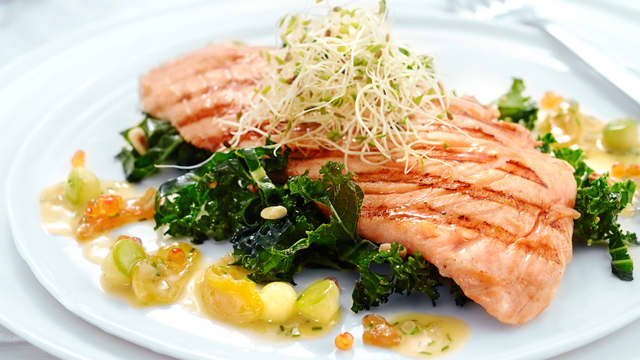 Legg opp laksestykket på en seng av grønnkål, topp med spirer og server sammen med sausen.