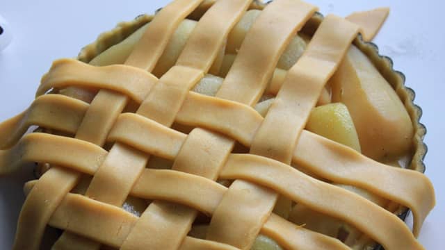 Du kan selv velge om du vil lage mønster til lokket eller ikke. Før du steker de må du stikke et lite hull i paideigen på toppen slik at all dampen kan komme ut her. Stek på 190 grader i ca. 40 minutter (dersom det er porsjonsformer), eller ca. 50 minutter om du lager to store.