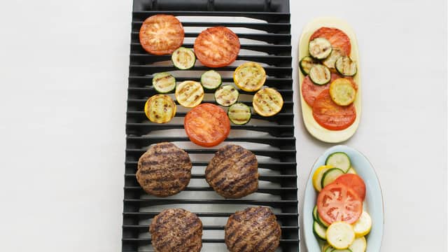 Pensle også hamburgerne med fetaostoljen og krydre med salt og pepper. grill eller stek hamburgerne på sterk varme, ca. 5 min. på hver side. Grill eller stek tomater på en side og squash myke, ca. 4 min.
