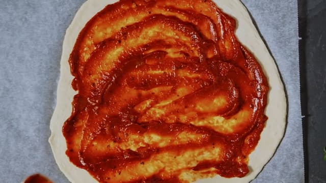 **Pizza :** Kjevle deigen ut til den er skikkelig tynn. Fordel sausen på pizzaen og topp pizzaen med revet ost, skivet champignon og pepperoni etter smak.