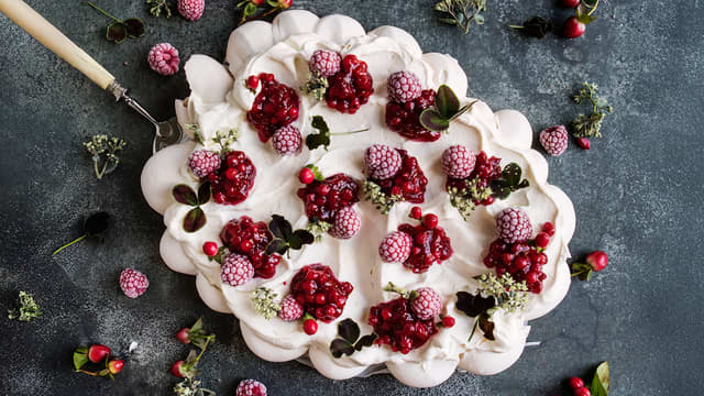 Pavlova med tyttebærsyltetøy og krem